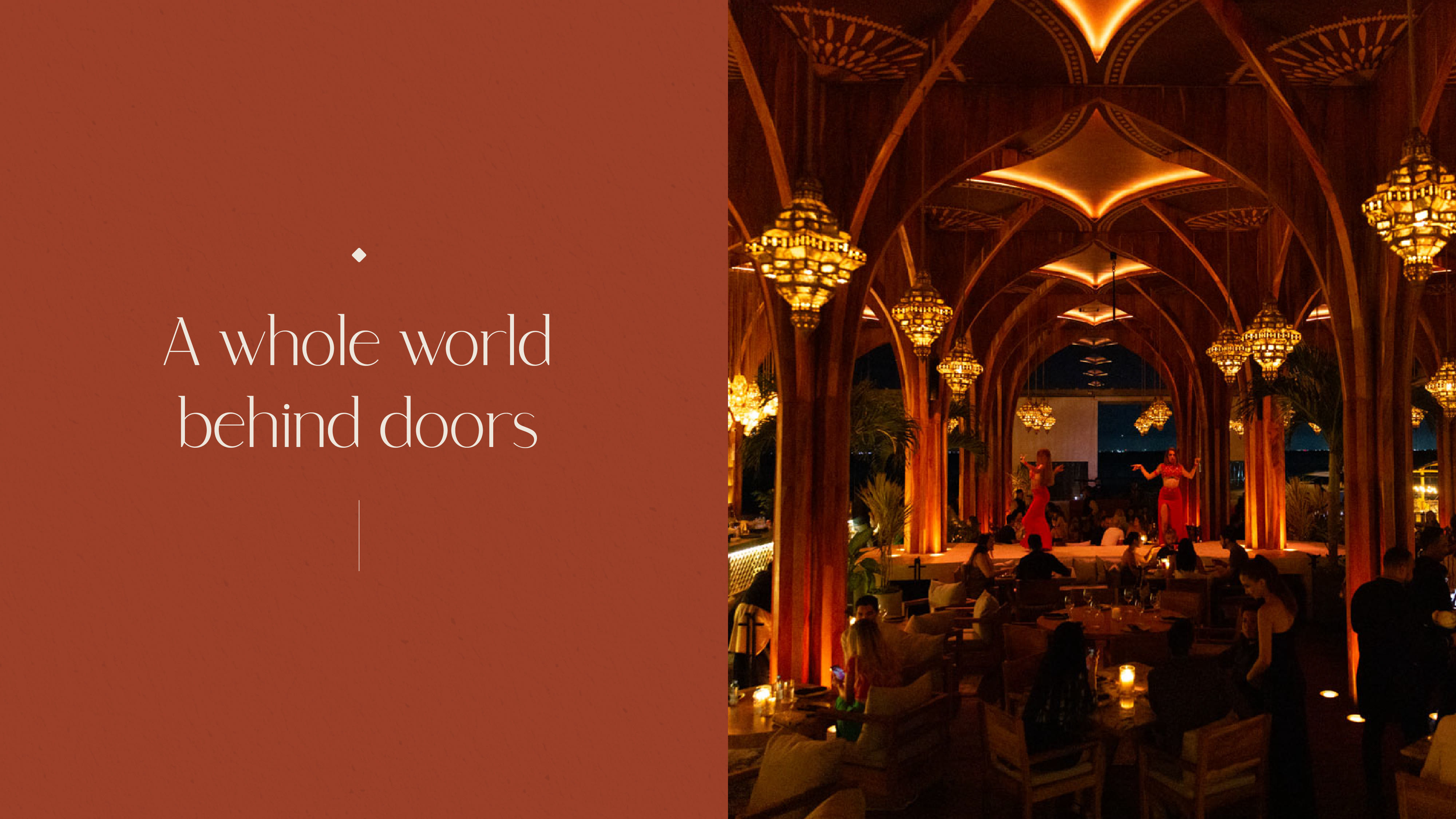A whole world behind doors — Interior con show en vivo