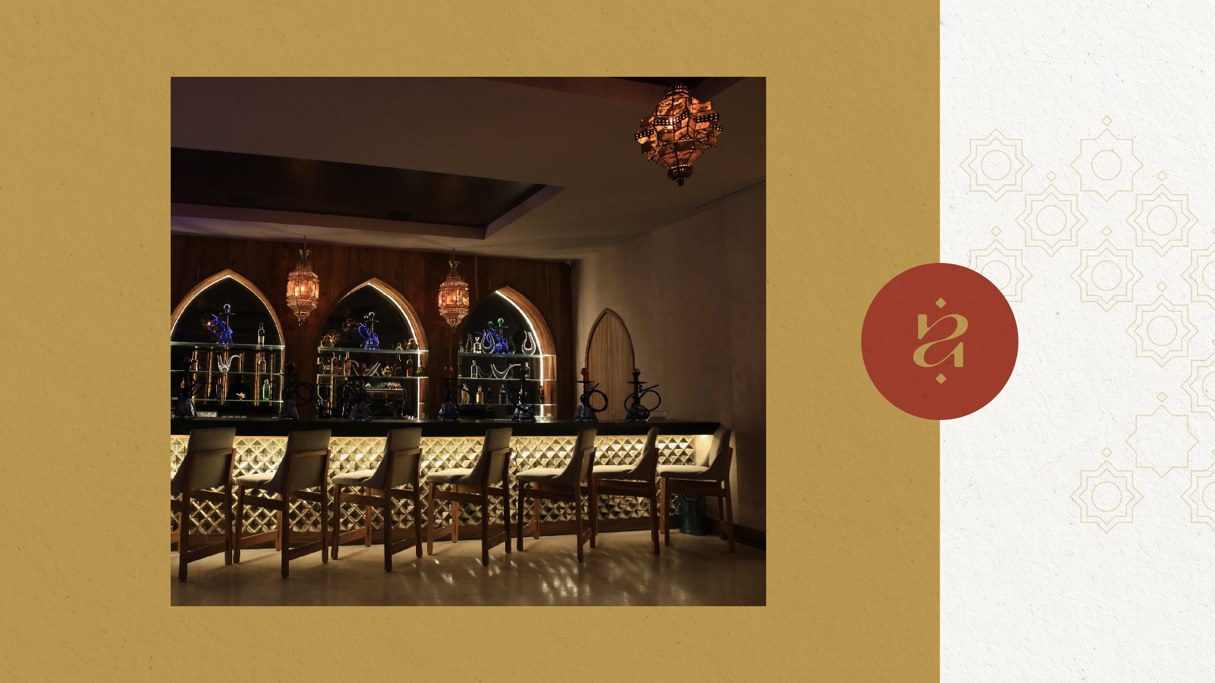 Hookah lounge interior con monograma de marca