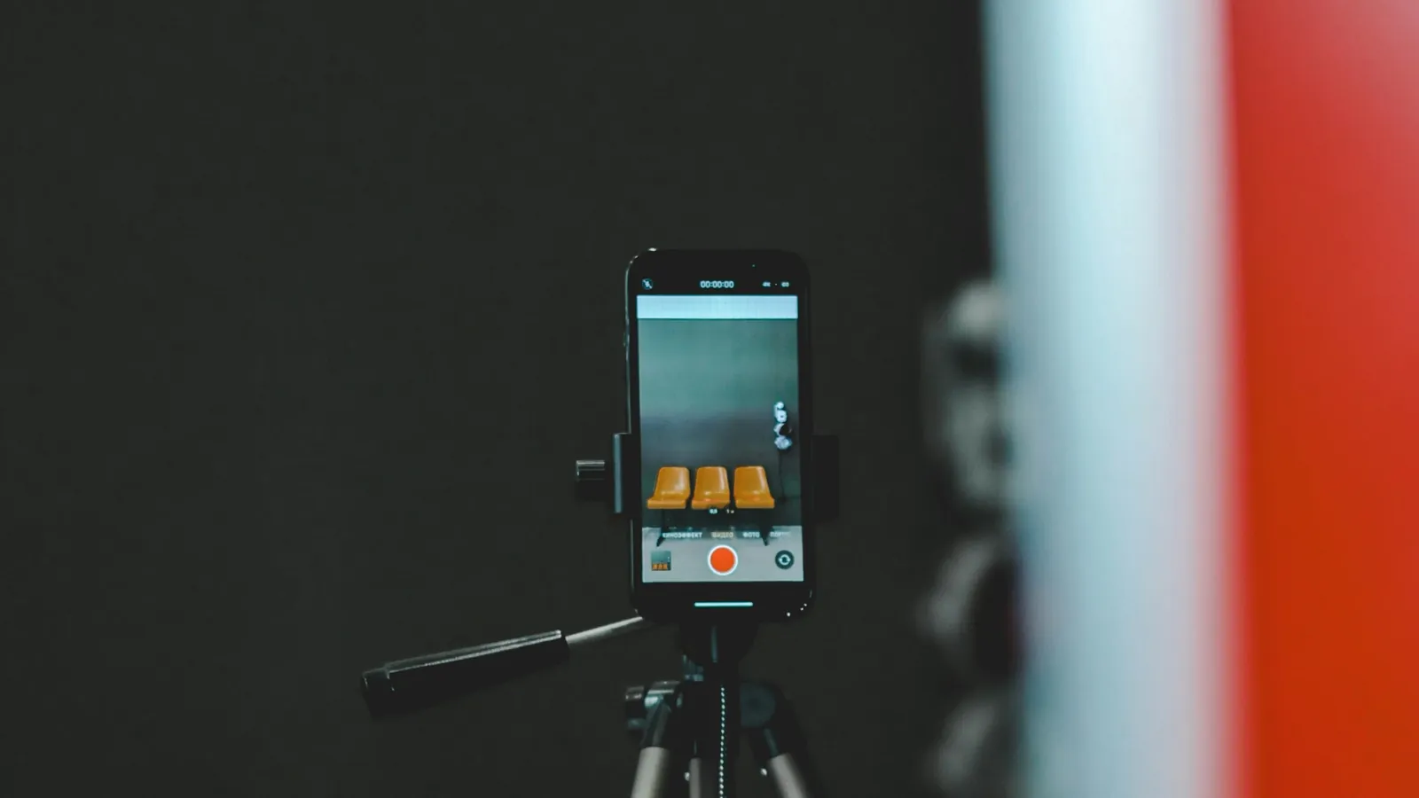 Celular montado en un trípode grabando un video en un estudio