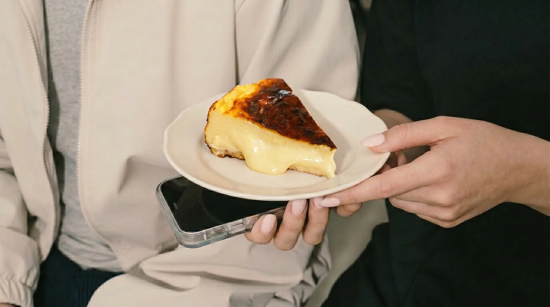 Rebanada de Basque cheesecake servida — Boulard