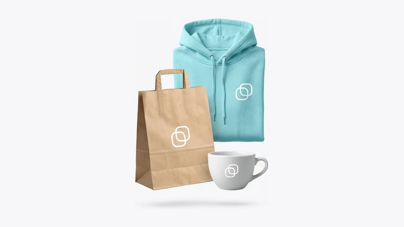 Empaque, vaso y tote de una marca aplicada