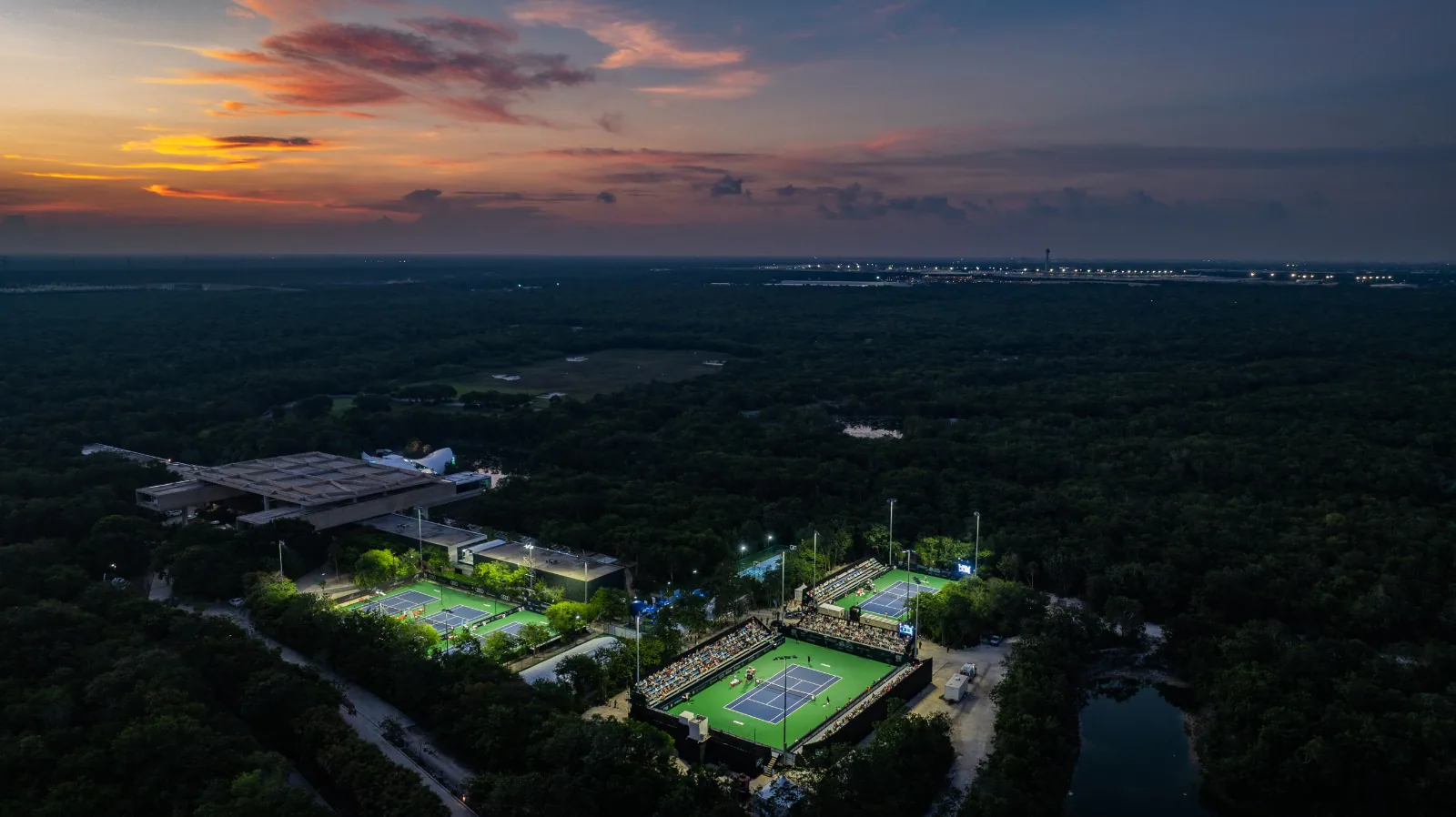 Vista aérea del Cancún Country Open al atardecer en Cancún Country Club
