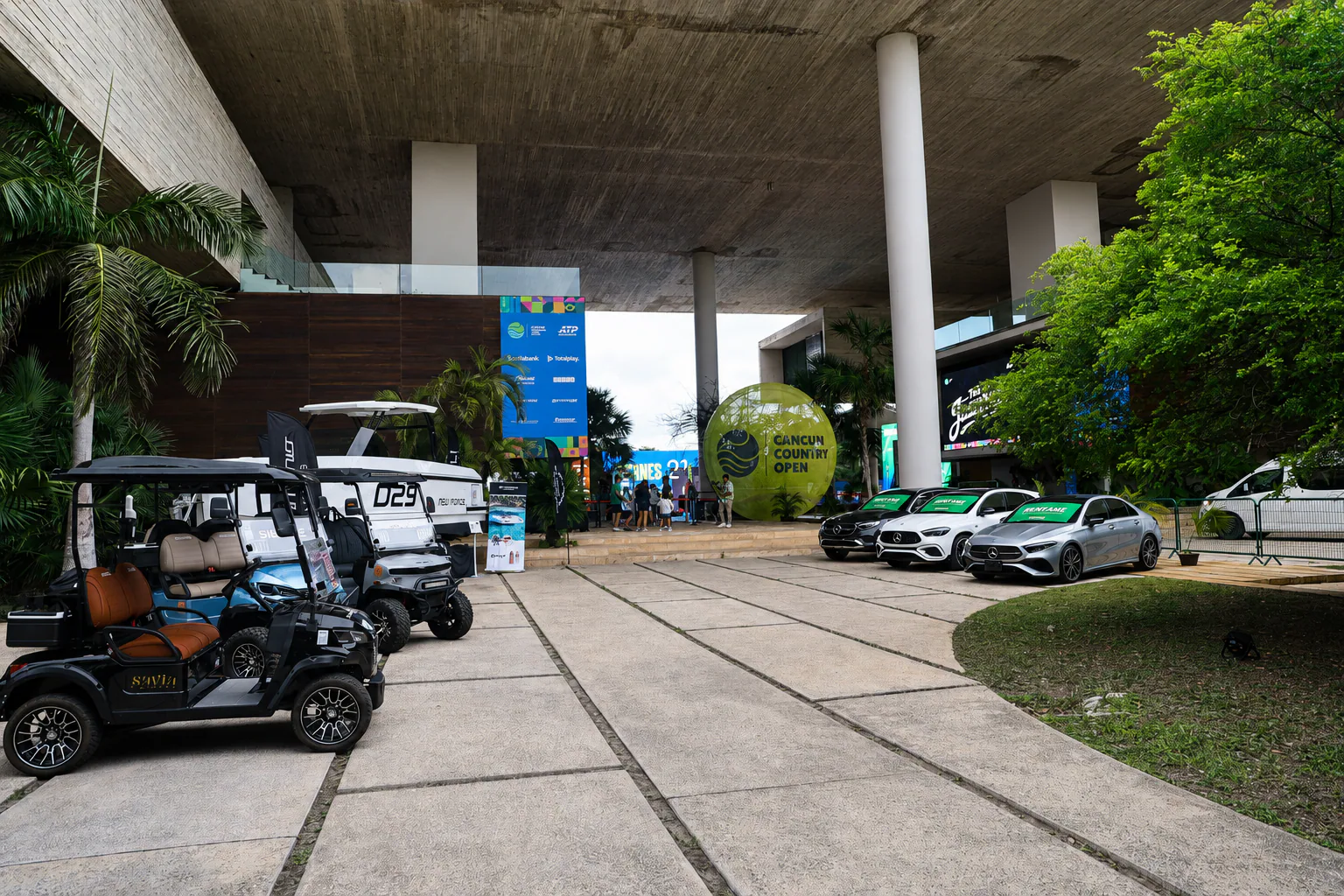 Acceso principal de Cancún Country Club durante el torneo
