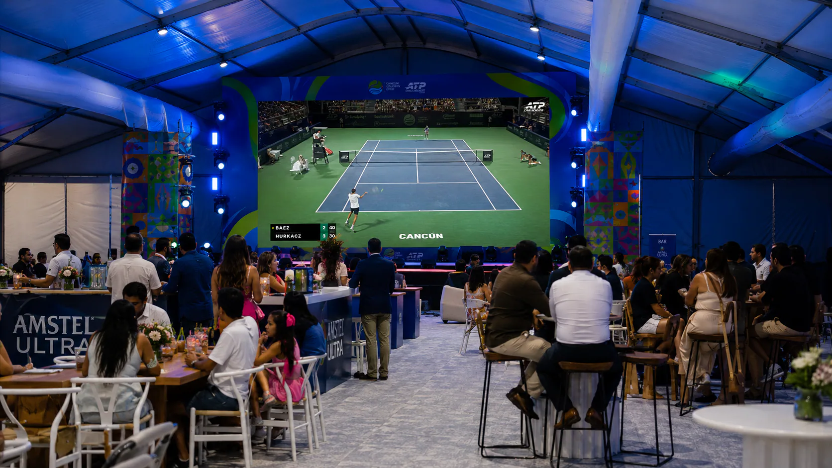 Asistentes viendo el torneo desde el interior de la Fan Zone
