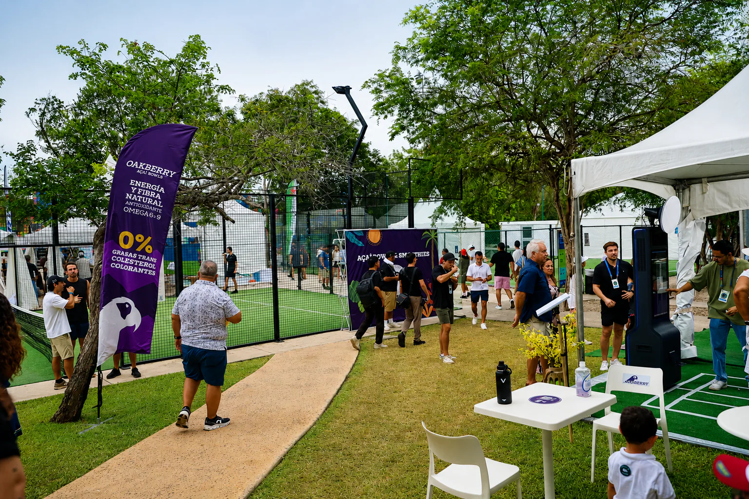 Visitantes y marcas en la zona comercial del Cancún Country Open