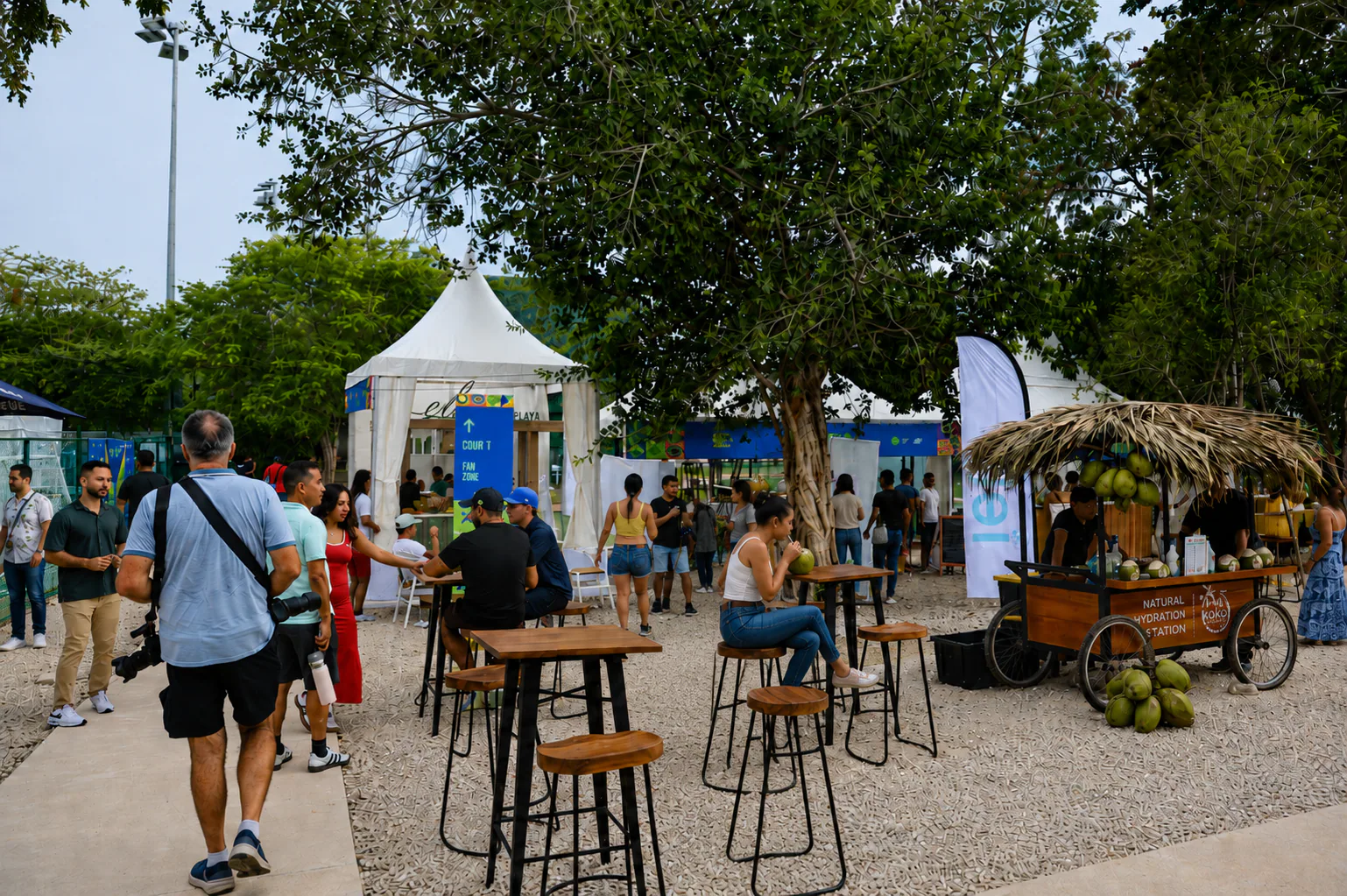 Convivencia de asistentes en las áreas comunes de Cancún Country Club