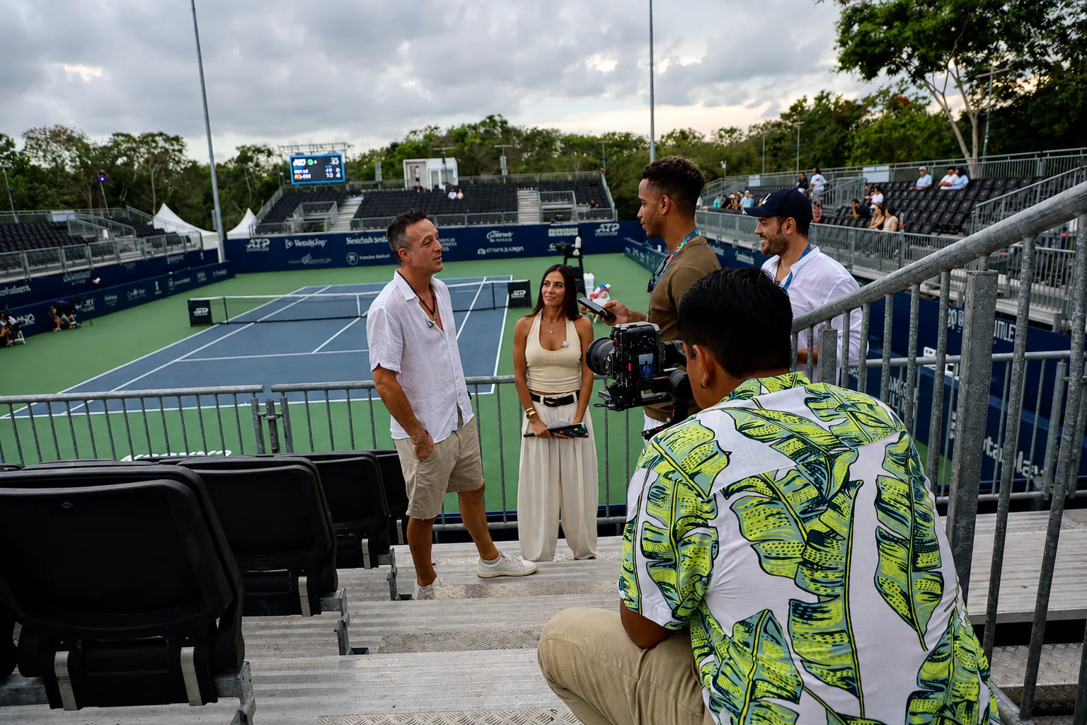 Entrevista lifestyle con asistentes junto a la cancha central