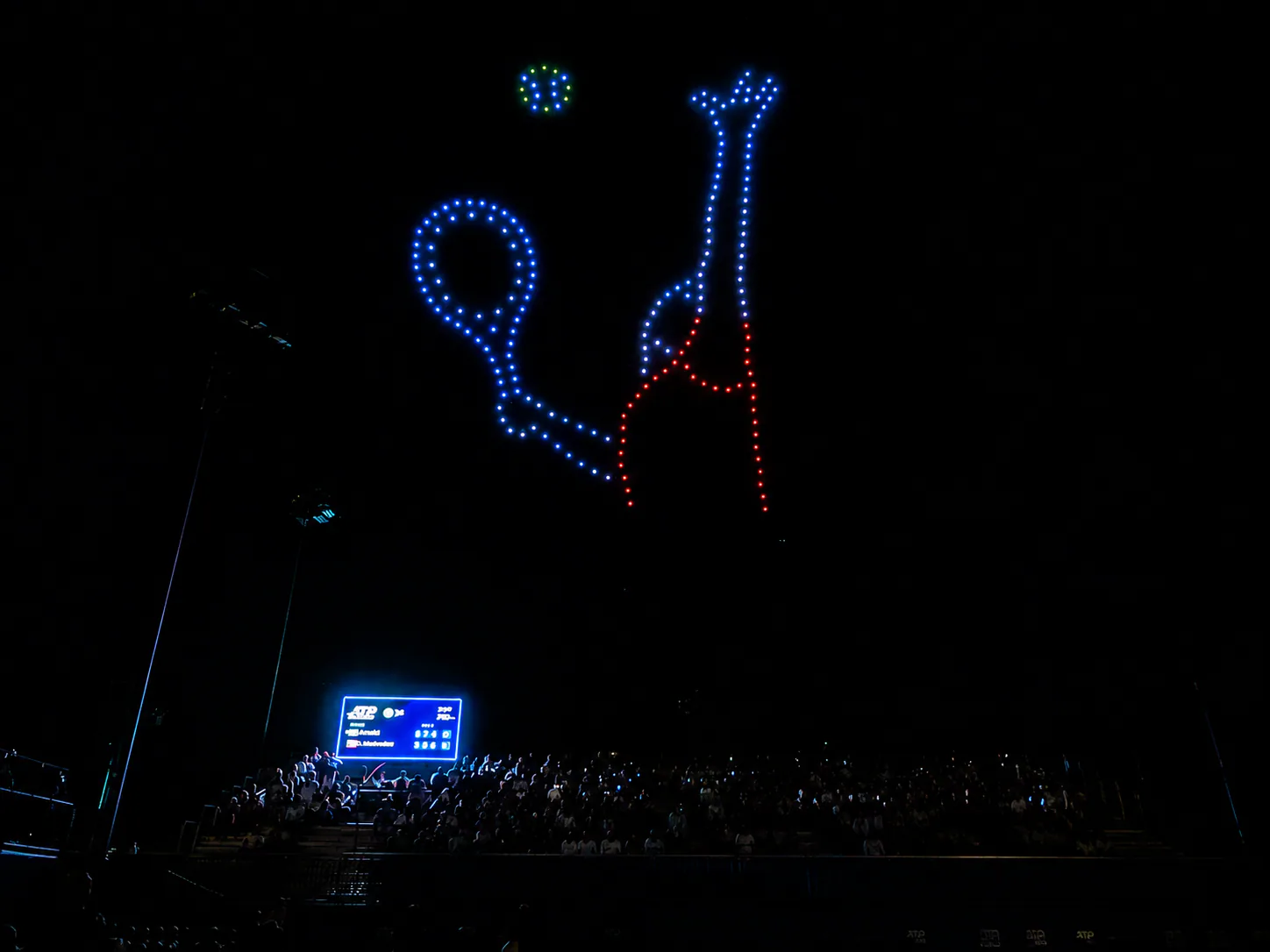Show de drones con figura de tenista sobre Cancún Country Club