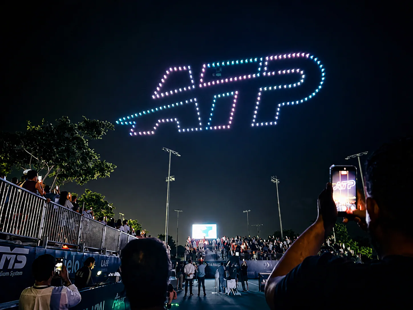 Logotipo ATP formado por drones durante el cierre nocturno