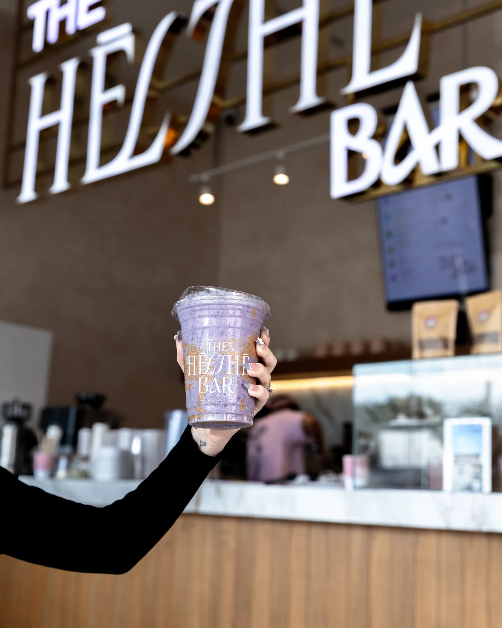 Smoothie de The Hēlthē Bar frente a la barra