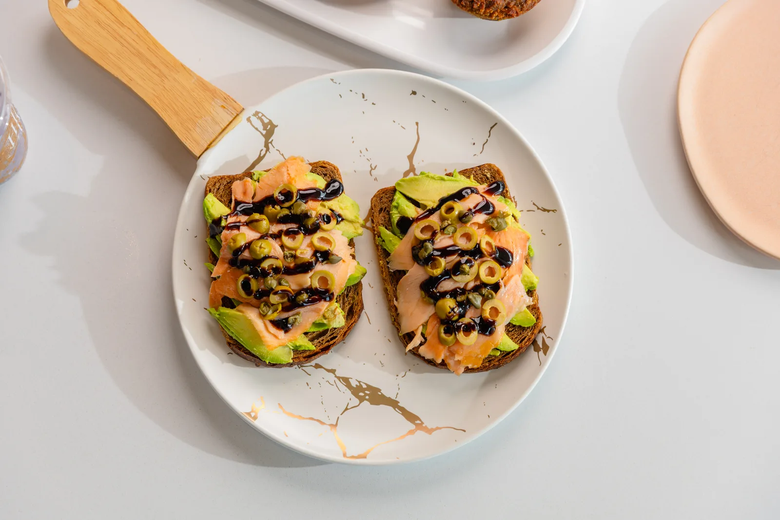 Toasts de salmón y aguacate, fotografía gastronómica