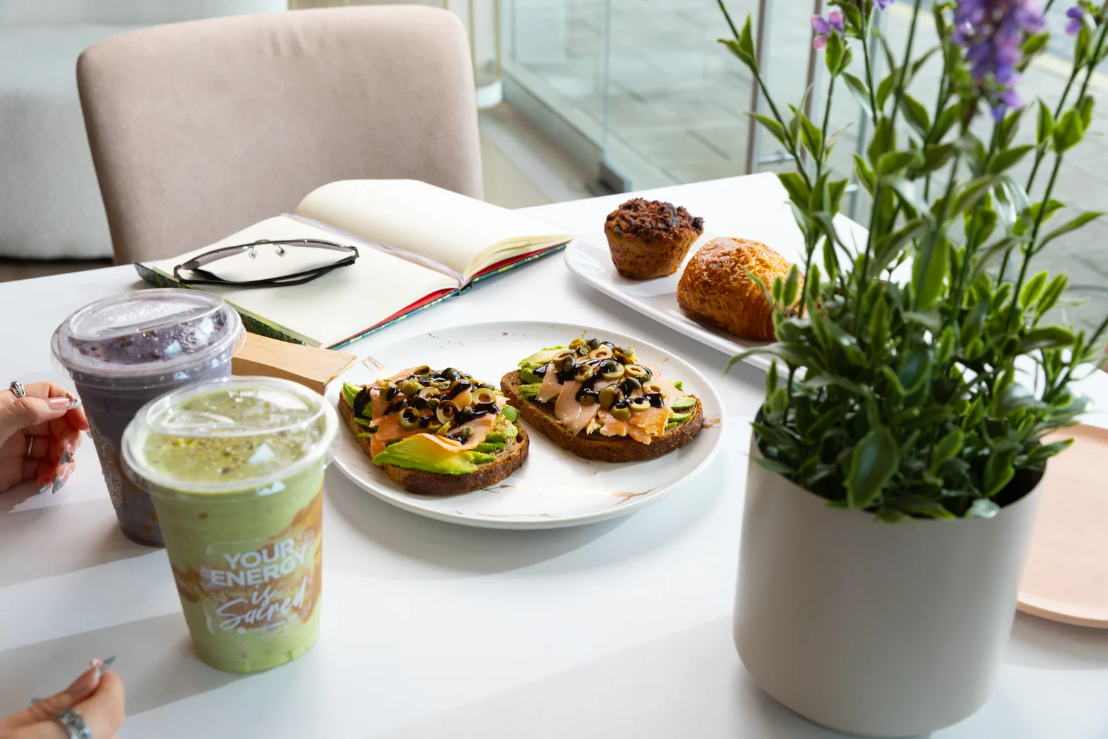 Desayuno saludable con smoothies en The Hēlthē Bar