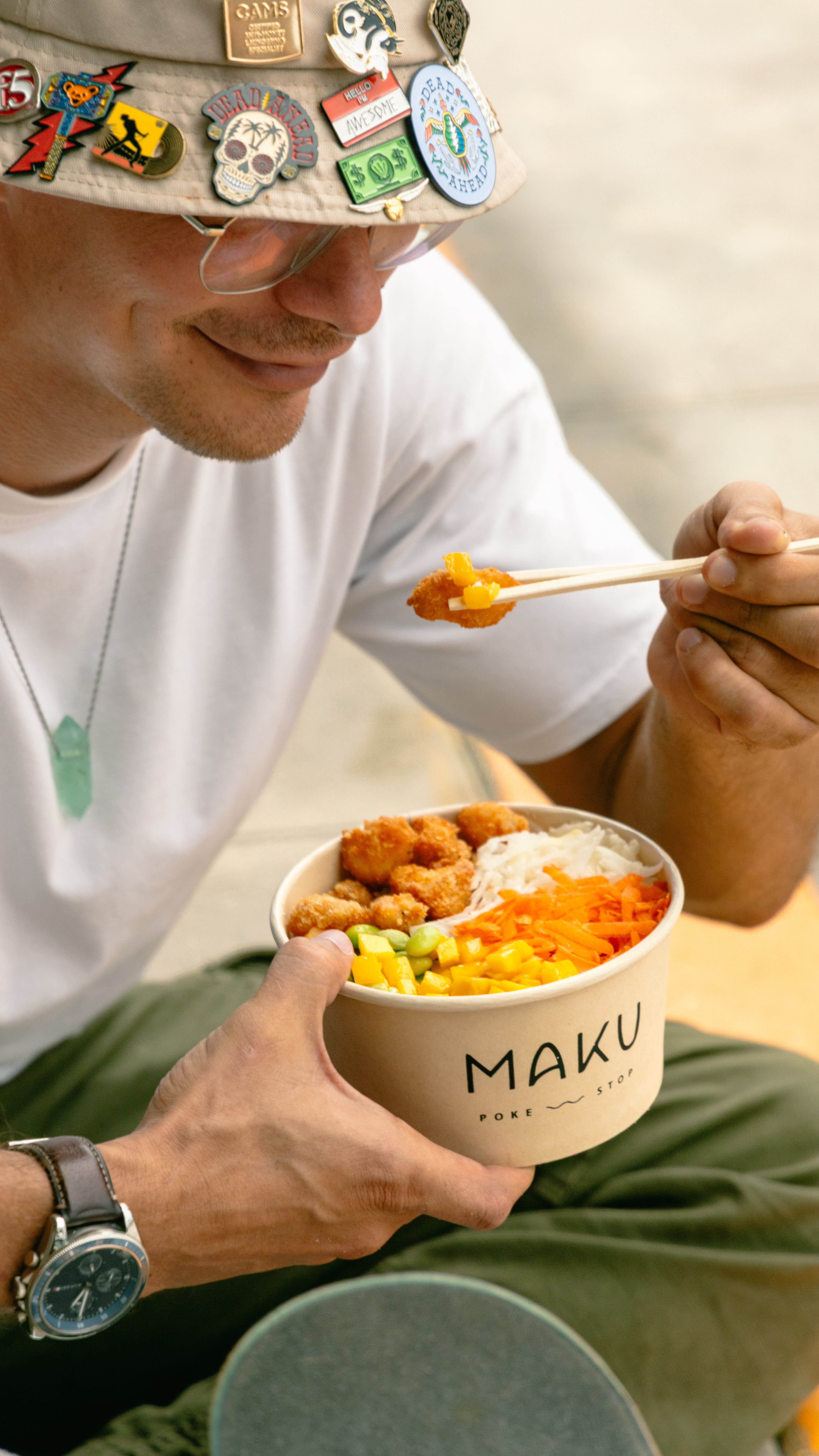 Lifestyle — Comiendo poke bowl con chopsticks