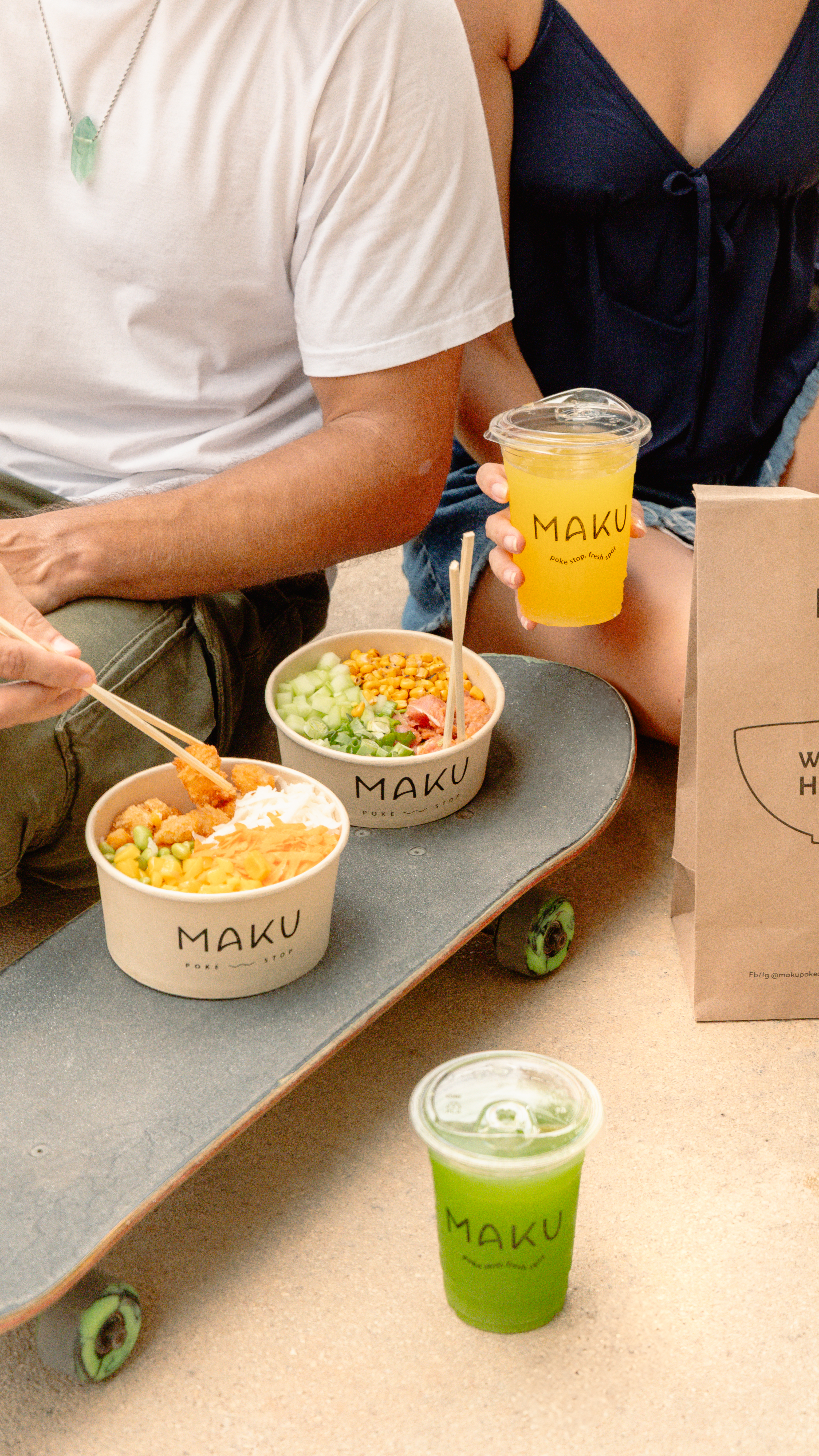 Lifestyle — Pareja con bowls y jugos en skateboard