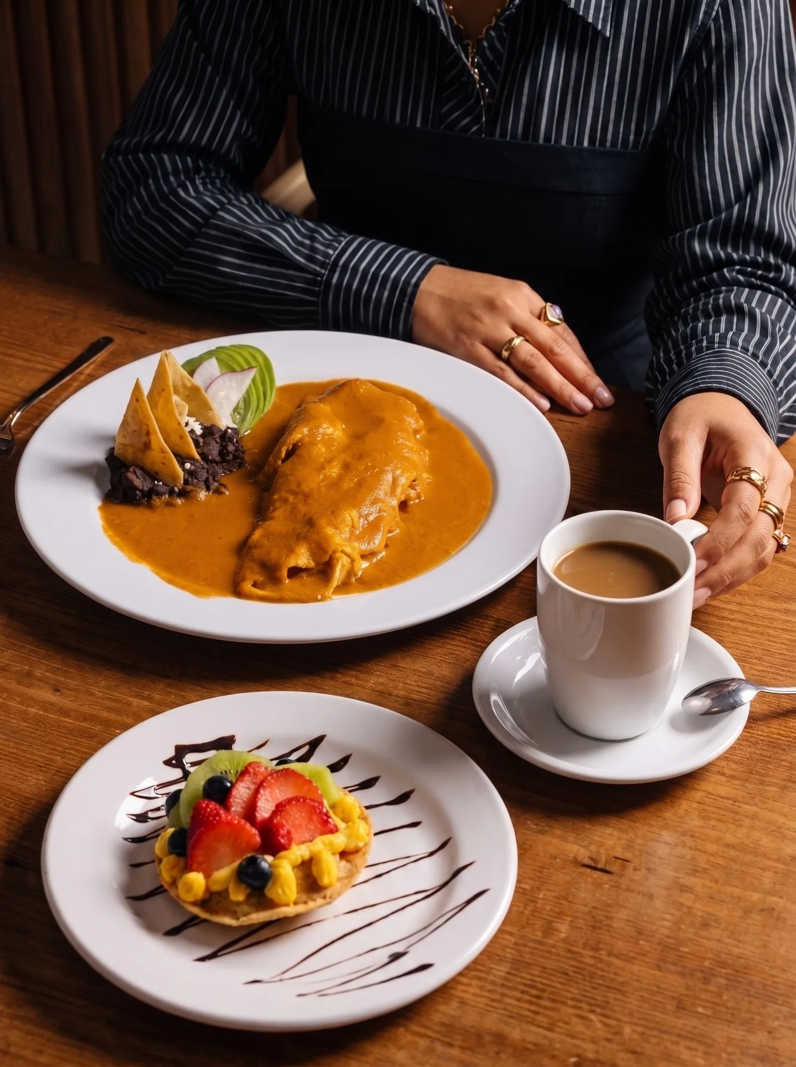Petit-déjeuner véracruzain avec enchiladas, fruits et café de olla