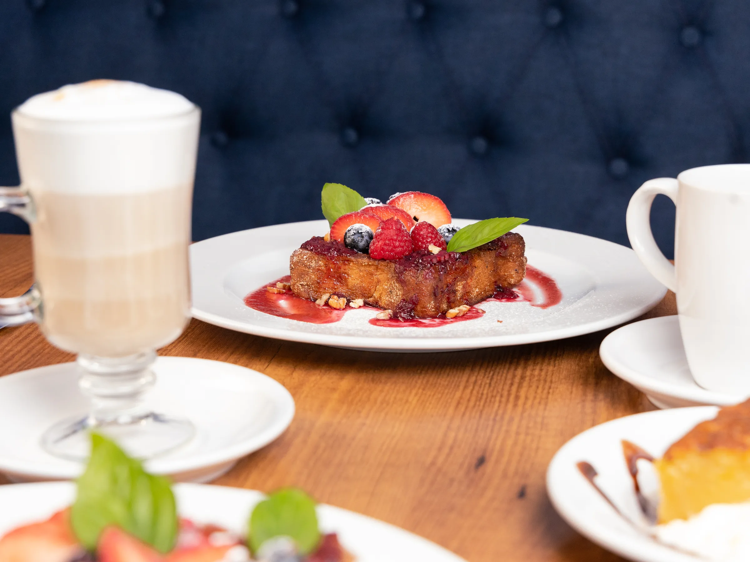 Pain perdu aux fruits rouges et café, photographie culinaire de petits-déjeuners