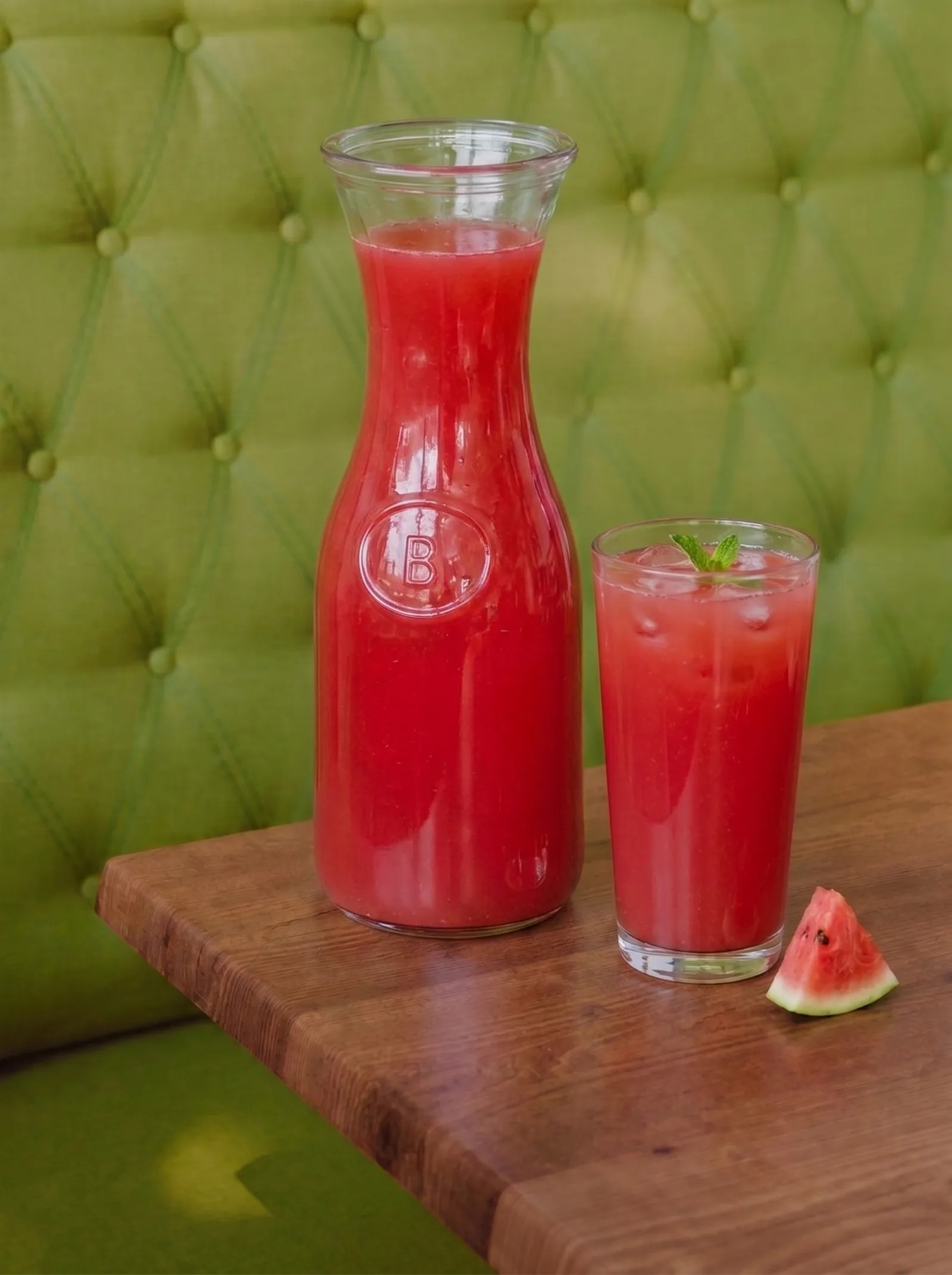 Agua fresca à la pastèque dans une carafe en verre