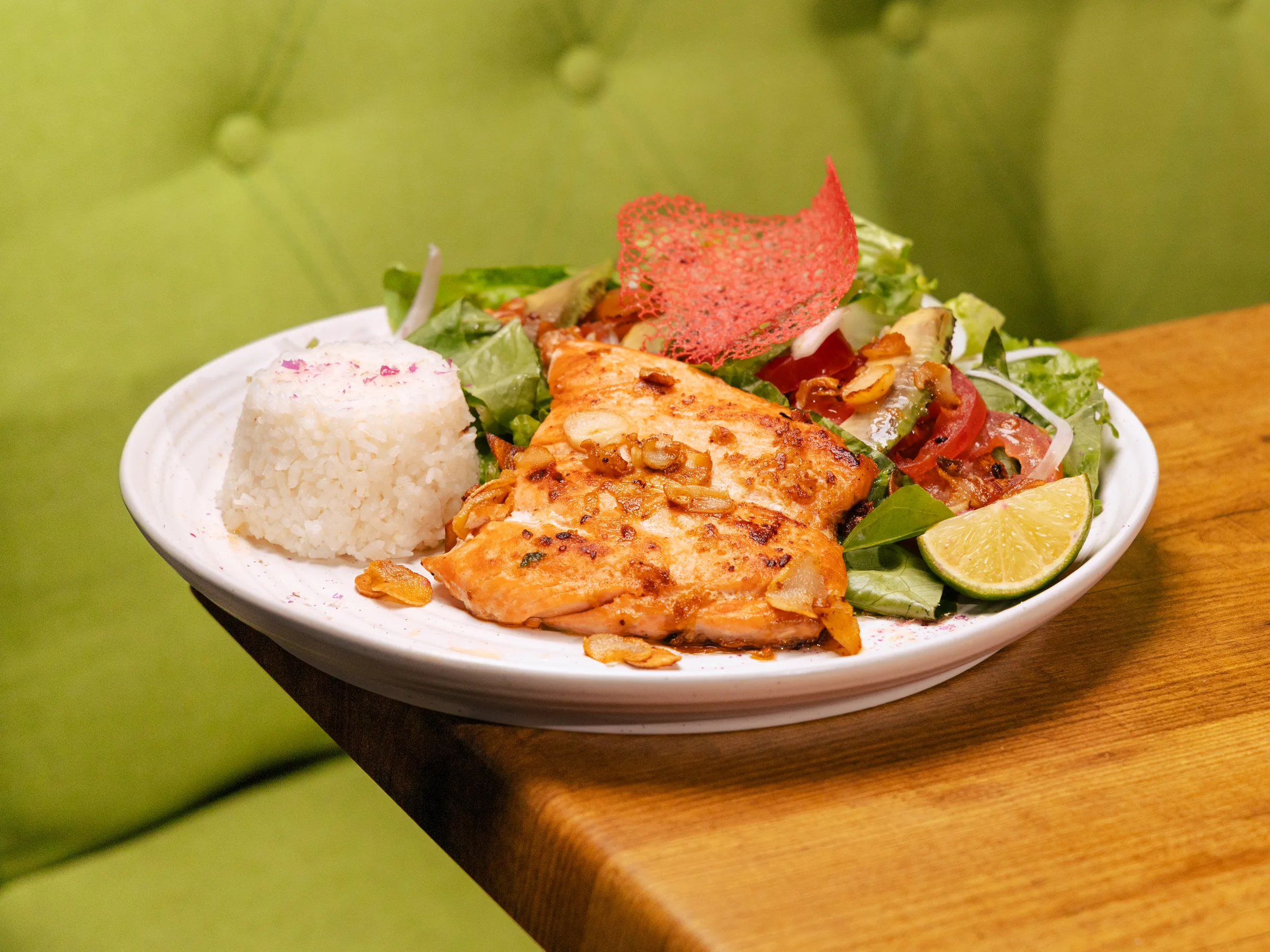 Filet de poisson à la plancha avec riz et salade