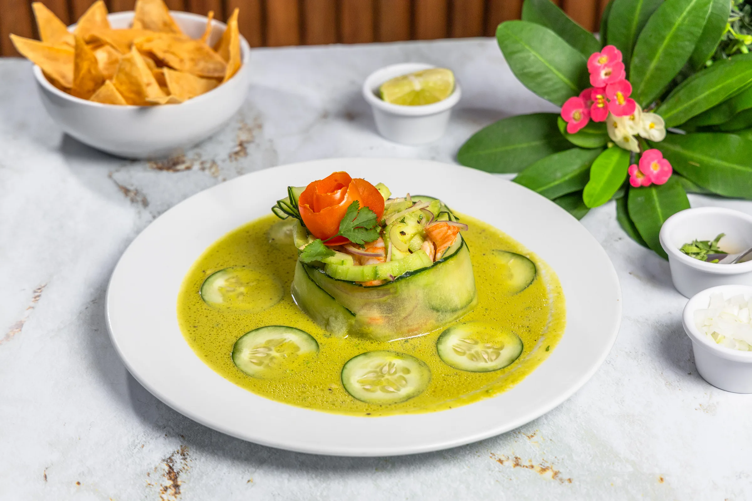 Aguachile vert de crevettes avec concombre et totopos