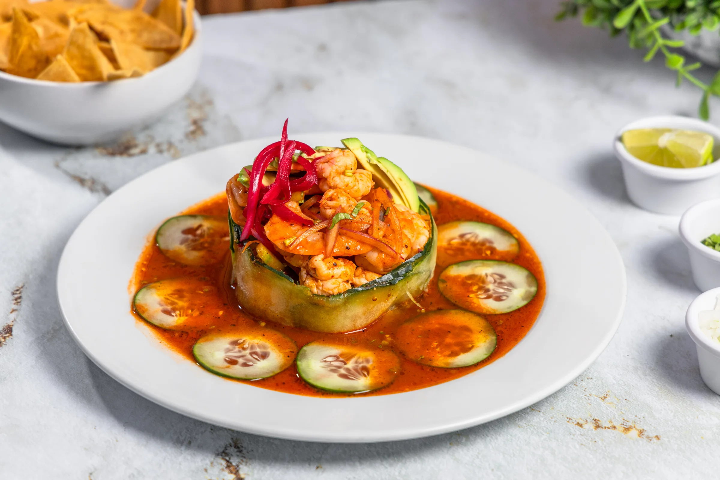 Tour de fruits de mer en sauce rouge, photographie culinaire