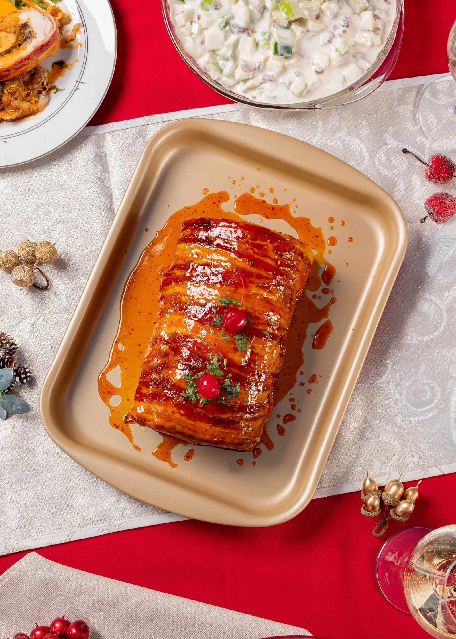 Gigot de porc rôti de Noël avec salade de pommes