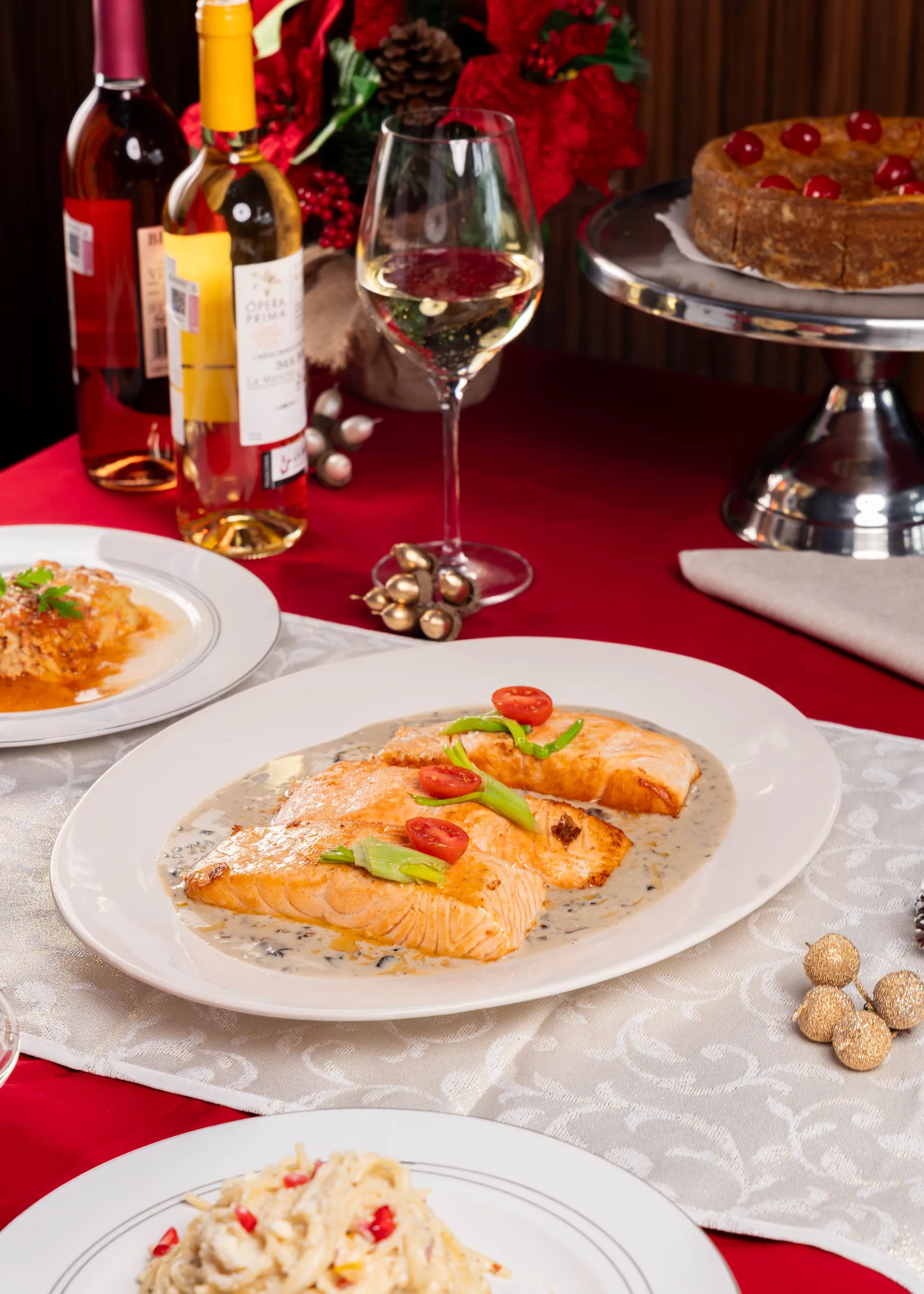 Table de Noël avec vin, saumon et dessert à El Rincón Veracruzano